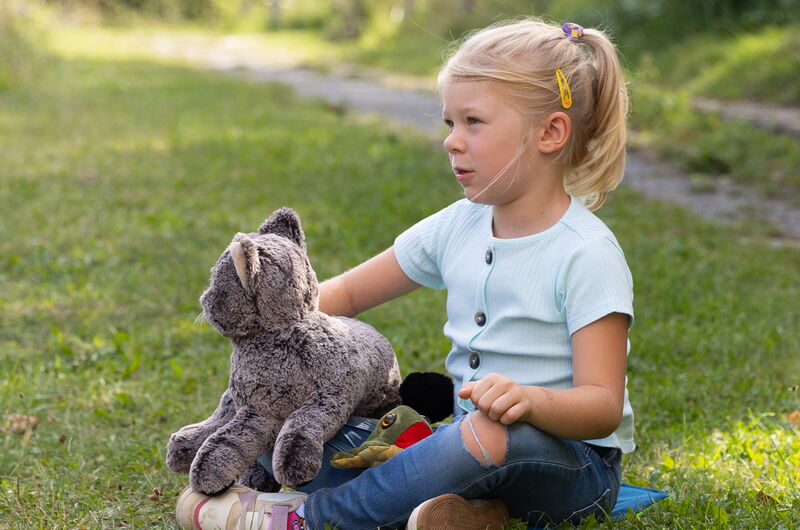 Kennenlernen der Wildkatze mit einem Kuscheltier zu Begrüßung bei der Umweltbildungsaktion