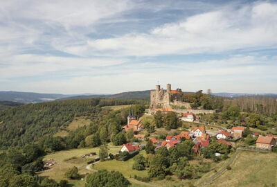 Burg Hanstein mit dem Dörfchen Rimbach
