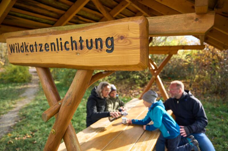 Eine Familie macht Rast an der Wildkatzenlichtung