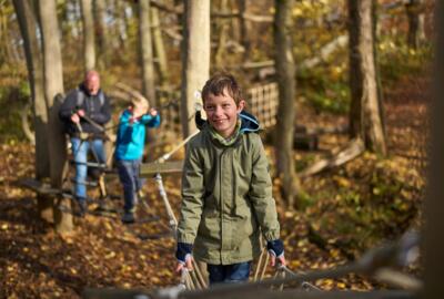 Kinder auf den Kletterelementen am Wildkatzenschleichpfad im Nationalpark Hainich