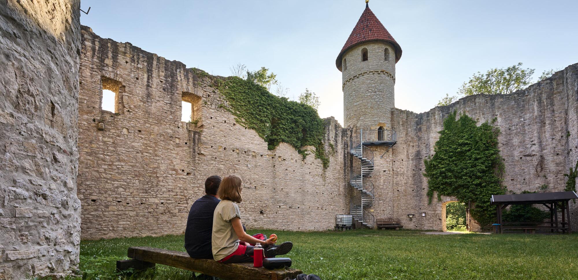 Wanderer bei einer Rast an der Burgruine Haineck bei Nazza