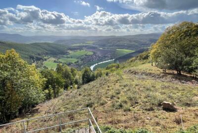 Schöner Ausblick in die Landschaft mit Werratal und dem Ort Lindewerra