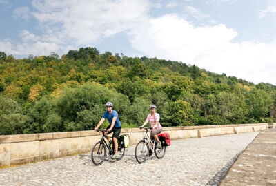 Radfahrer auf der Werratalbr?cke in Creuzburg entlang des Werratal-Radweges