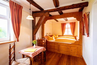 Zimmeransicht Bauernbett aus Holz und Fachwerk-Zimmerdecke