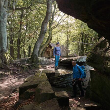 Wanderer an der Teufelskanzel im Eichsfeld