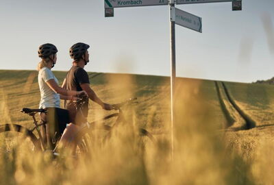 Radfahrer am Schild auf dem Südeichsfeld-Radweg