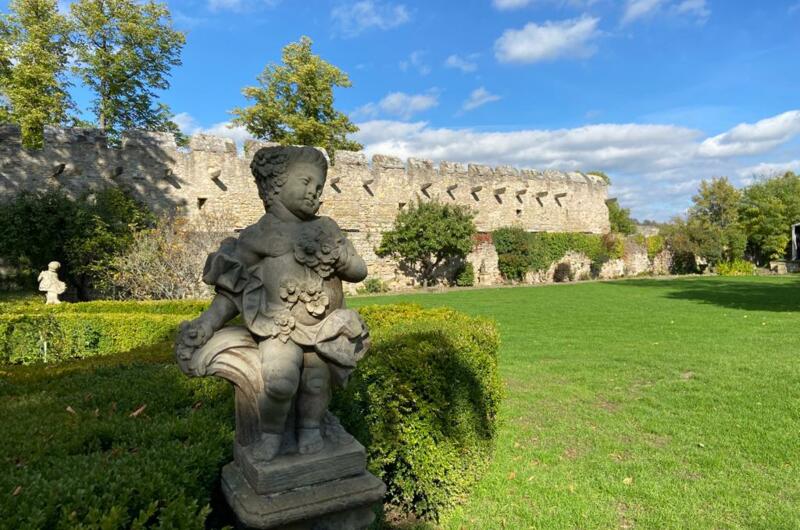 Burggarten mit Putte auf der Burg Creuzburg