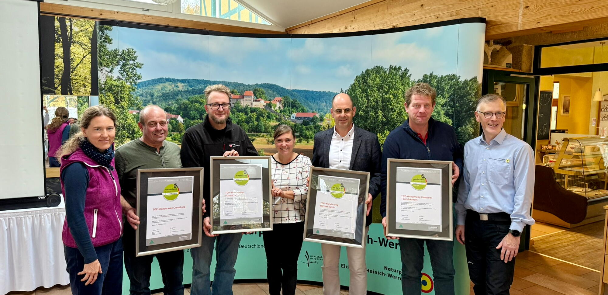 Die Preisträger freuen sich über die neuen Zertifikate für ihre TOP-Wanderwege.