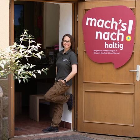 Naturpark-Mitarbeiterin Anna Riethmüller am Eingang zur Wasserturm-Ausstellung im Naturparkzentrum Fürstenhagen