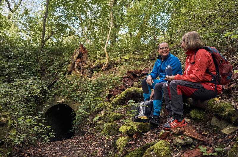 Zwei Wanderer in der Wolfschlucht bei Mihla