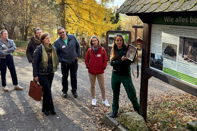 Sibylle Heise führte durch den Bärenpark – hier bei Erläuterungen des Tierschutzprojektes
