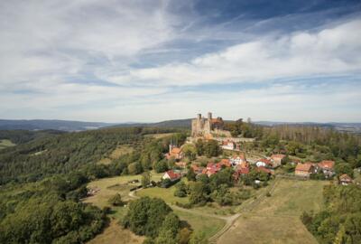 Blick auf das Dorf Bornhagen und die Burgruine Hanstein