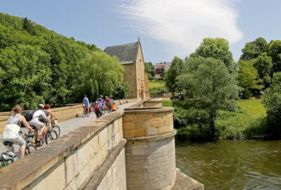 An der alten Werrabr?cke in Creuzburg mit Liboriuskapelle im Hintergrund entlang des Werratal-Radweges