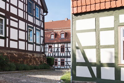 Blick durch Fachwerkhäuser in Bischofroda