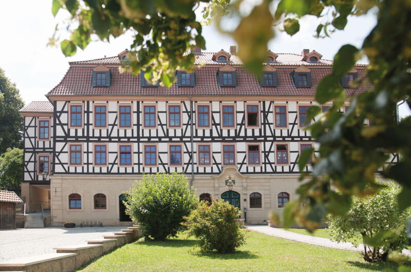 Blick auf das Schloss in Bischofroda mit markanter Fachwerkfassade