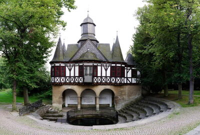 Mühlhausen: Popperöder Quelle an einem Sommertag oberhalb der Treppen fotografiert