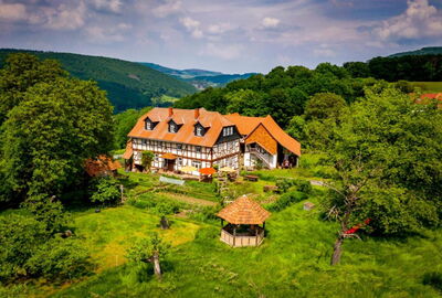Draufsicht Hof Sickenberg mit Gebäuden und Garten