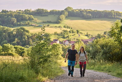 Wanderpaar unterwegs auf dem Hainichlandweg bei Nazza
