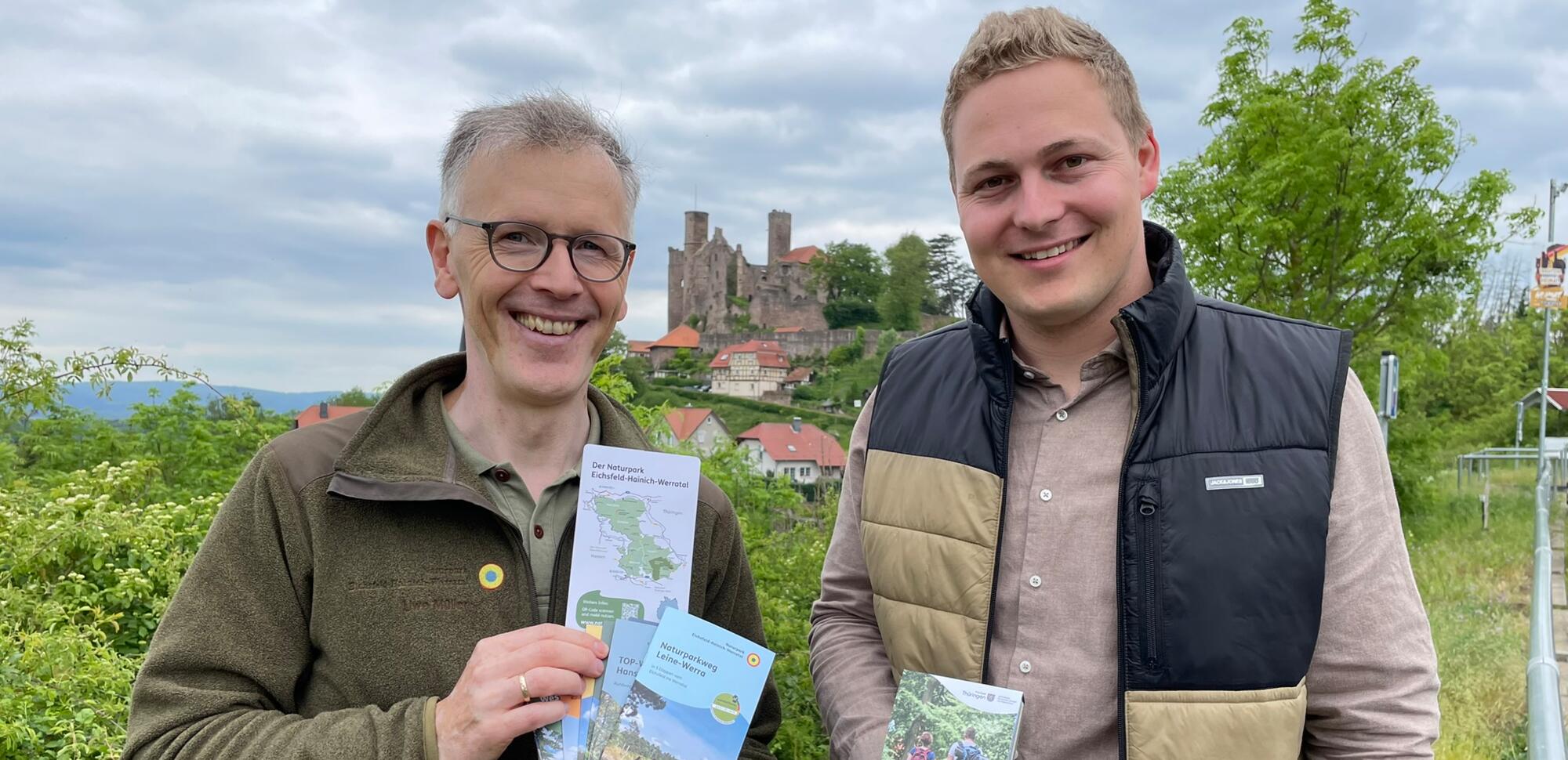 Christoph Günther vom HVE Eichsfeld Touristik und Uwe Müller, Ideengeber des Projekts und Mitarbeiter für Kommunikation und Tourismus der Naturparkverwaltung, freuen sich über die gelungene Umsetzung der Wandermappe.