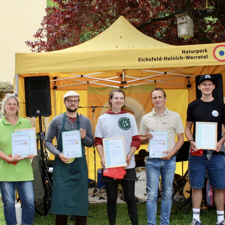 Neu in der Partnerinitiative sind: Michaela Simatschek (Werrataler Landmädels), Julian Habichtsberg und Nora Laub (beide Gemüseinsel), Christian Laun (Tischlerei Laun) und Michael Burkhardt (Michels Eichsfelder Braumanufaktur) - v.l.n.r.