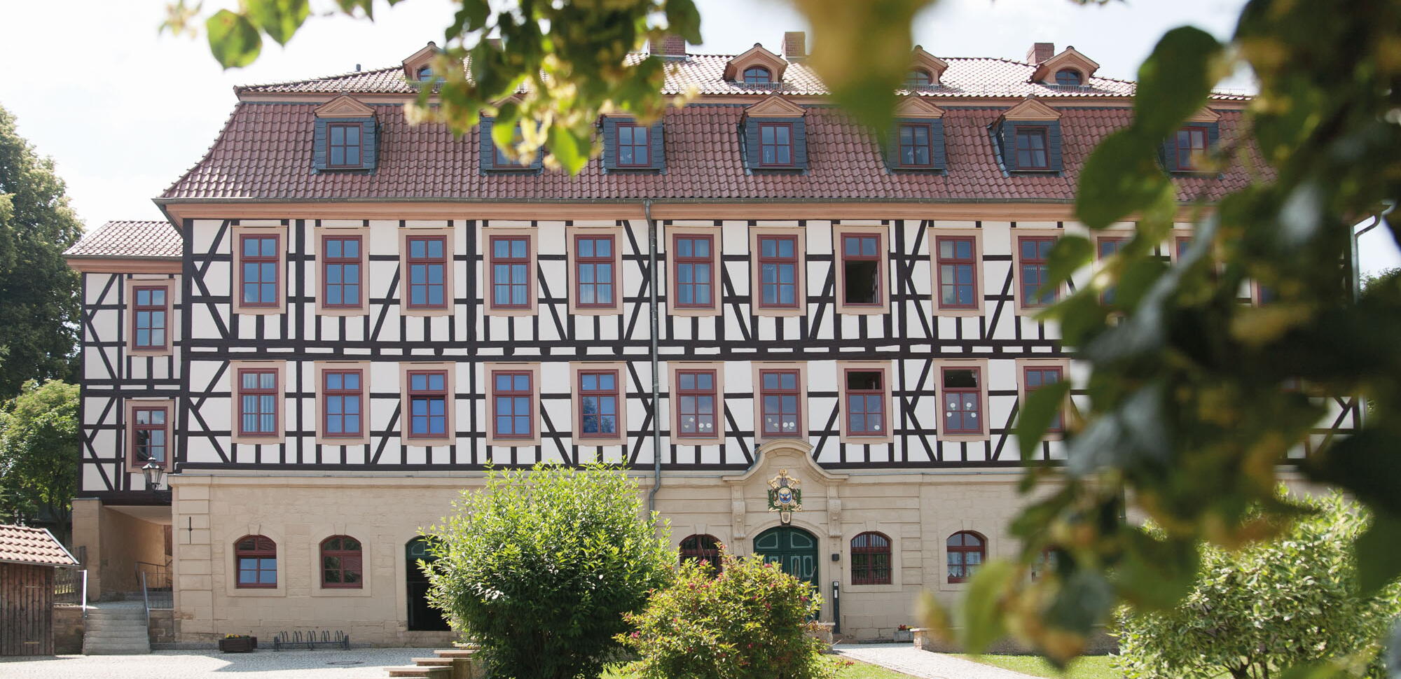 Blick auf das Schloss in Bischofroda mit markanter Fachwerkfassade
