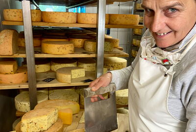 Käsern schneidet Eichsfelder Schnittkäse an