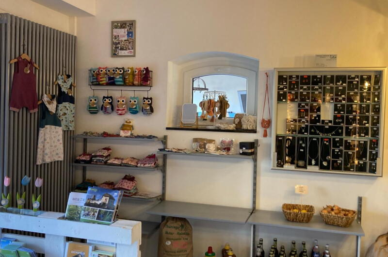 Blick in den Verkaufsraum des Hofladens "Der Blaue Schrank" in Falken.