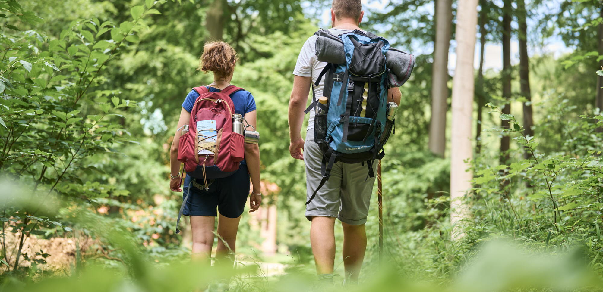 Wanderer am Naturparkweg Leine Werra