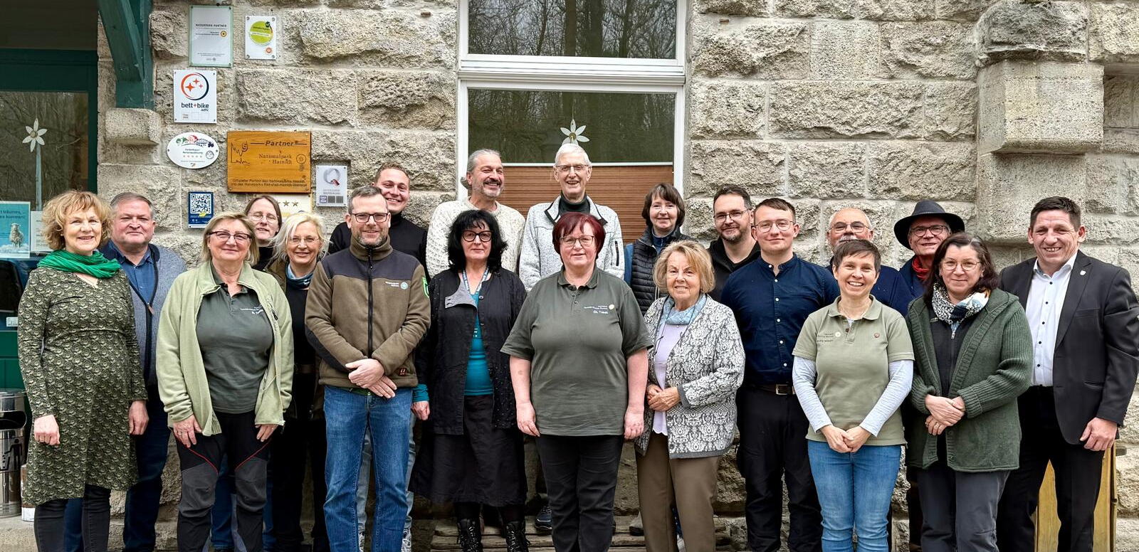 Die Mitglieder des Fördervereins stehen für ein Gruppenbild zusammen.