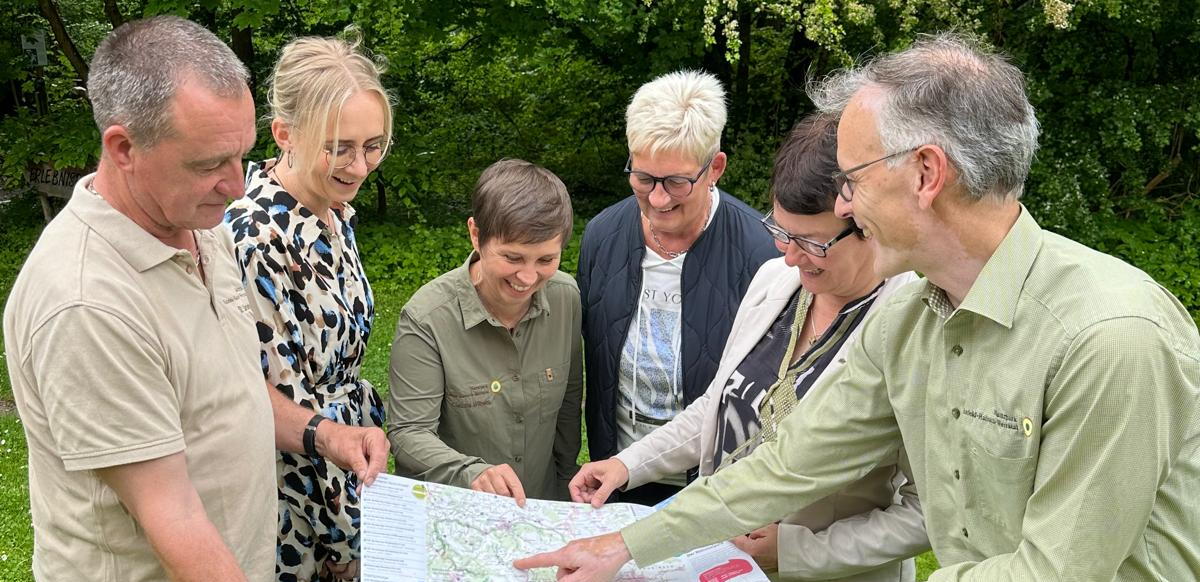 Die neue Entdecker-Karte in der Hand: Stefan Sander (VDF-Vorstand), Martina Adler (hs match), Ute Morgenthal (HVE), Dr. Marion Frant (Landrätin des Eichsfeldes), Claudia Wilhelm und Uwe Müller (beide Naturparkverwaltung) (v.l.n.r.)
