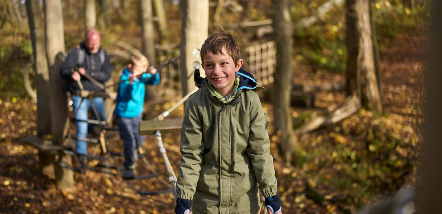 Kinder auf den Kletterelementen am Wildkatzenschleichpfad im Nationalpark Hainich