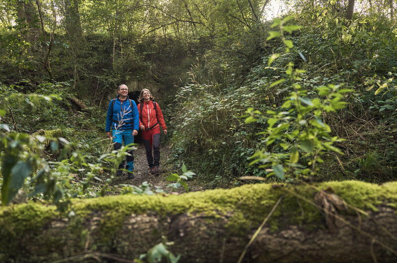 Zwei Wanderer in der Wolfschlucht bei Mihla