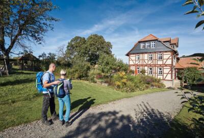 Wanderer am Hof Sickenberg im Eichsfeld