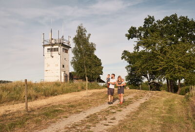 Wanderer beim ehemaligen DDR-Grenzturm bei Ifta