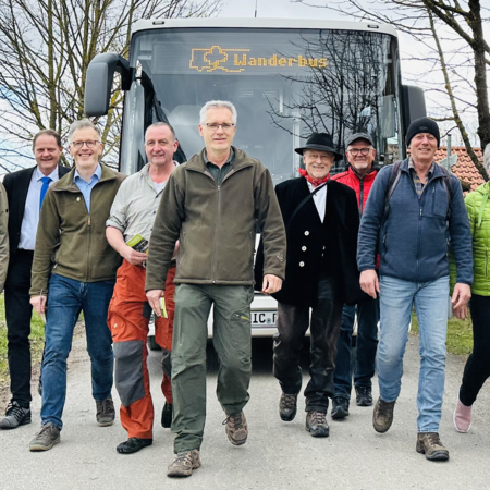 Freuen sich auf die neue Saison (v.l.): Lothar Wand, Marcel Gunkel von der EW Bus, Uwe Müller, Stefan Sander, Michael Fiegle, Bernhard Köhler, Thomas Brauer, Ralf Stieber, Angelika Werner und Ingbert Klaus.