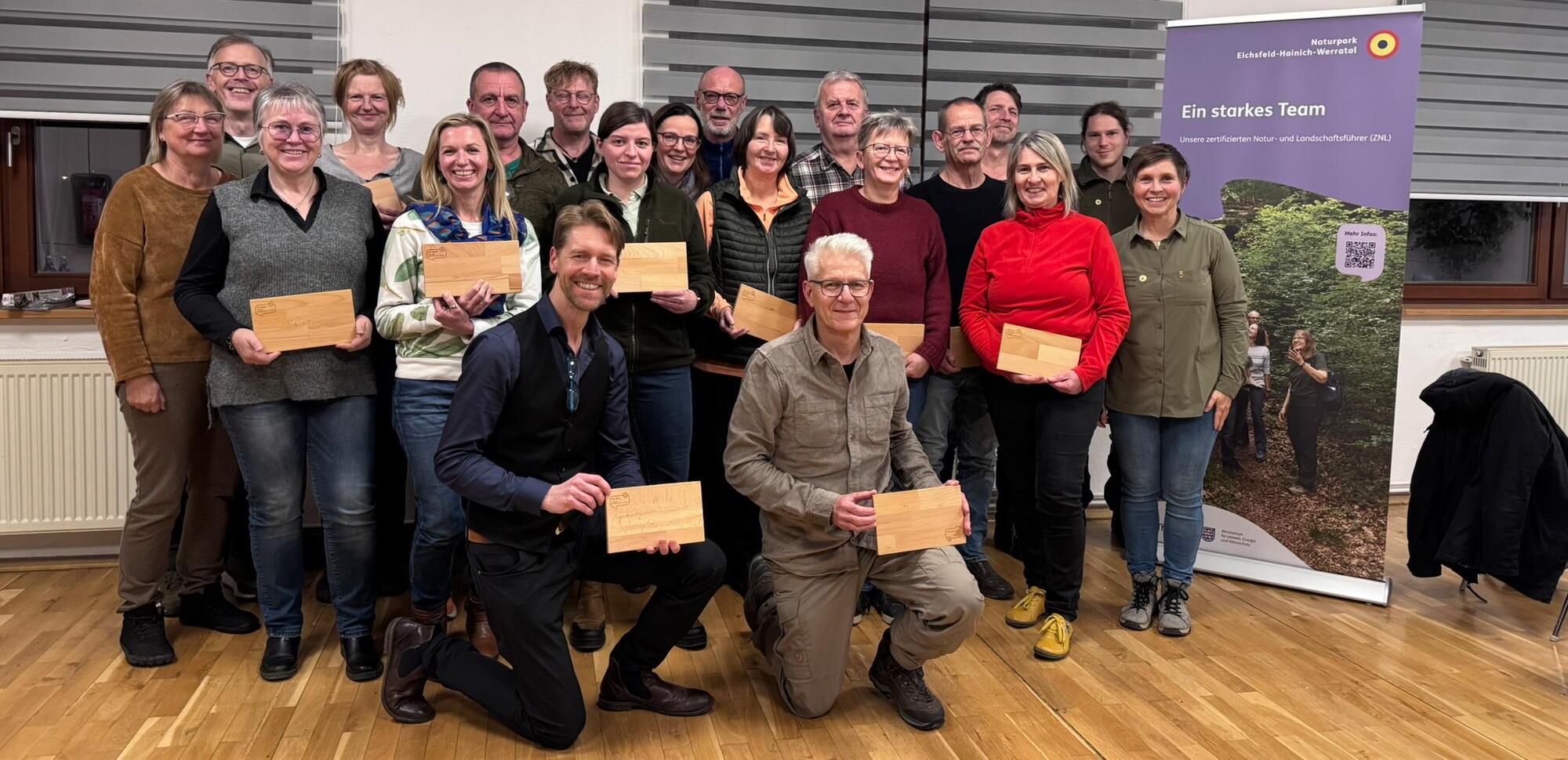 Rund zwanzig Erwachsene haben sich für ein Gruppenbild aufgestellt.