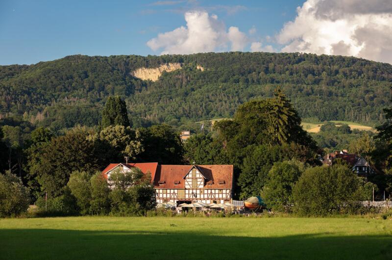 Blick auf Fachwerkhäuser der Schlagd in Wanfried, im Hintergrund ist der Plesse-Felsen zu sehen.