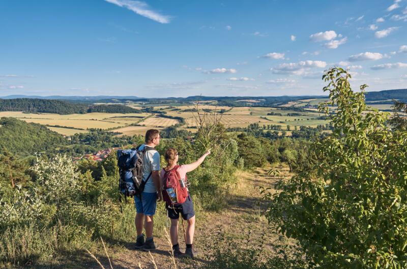 Wanderer am Wisch mit Blick auf Creuzburg und den Thüringer Wald
