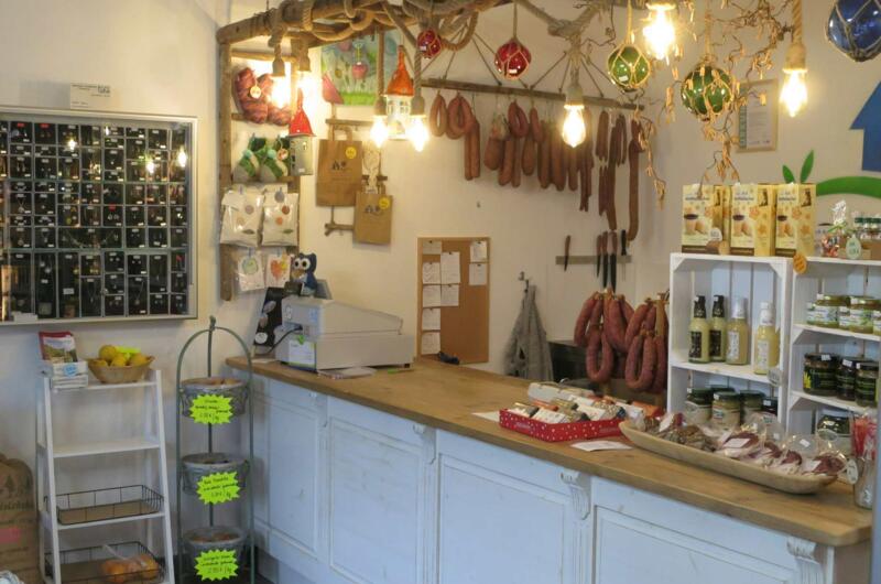 Blick in den Verkaufsraum des Hofladens "Der Blaue Schrank" in Falken.