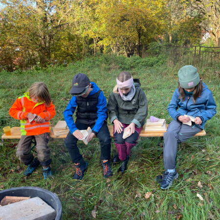 Nach der Mittagspause konnten die Junior Ranger mit dem Bau von Nistkästen und dem Anlegen einer Benjeshecke ihren Teil zu einer ökologisch wertvollen Streuobstwiese beitragen.