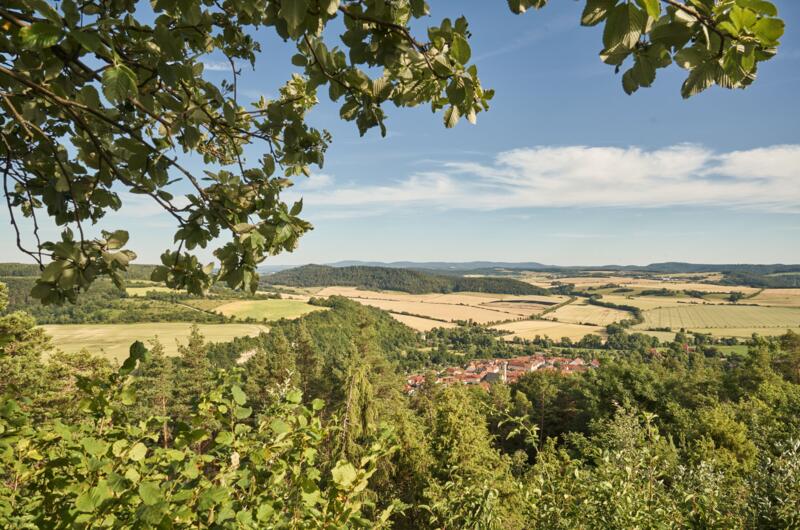 Ausblick vom Wisch auf Creuzburg und den Thüringer Wald am Horizont