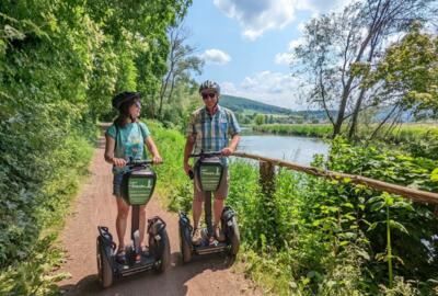 zwei SEGWAYS mit Fahrern am Ufer der Werra entlang eines Rad- und Wanderweges