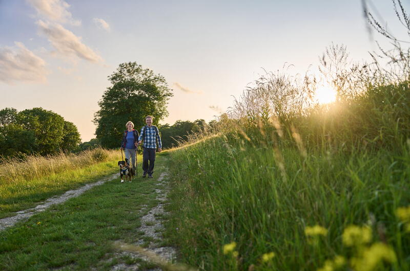Wanderpaar mit Hund
