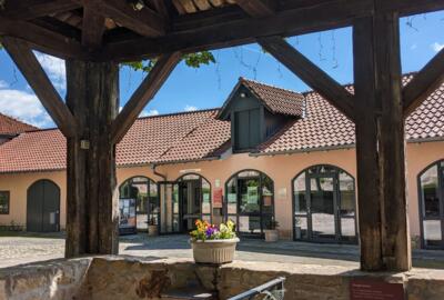 Blick über den Burgbrunnen zur Tourist-Information Creuzburg