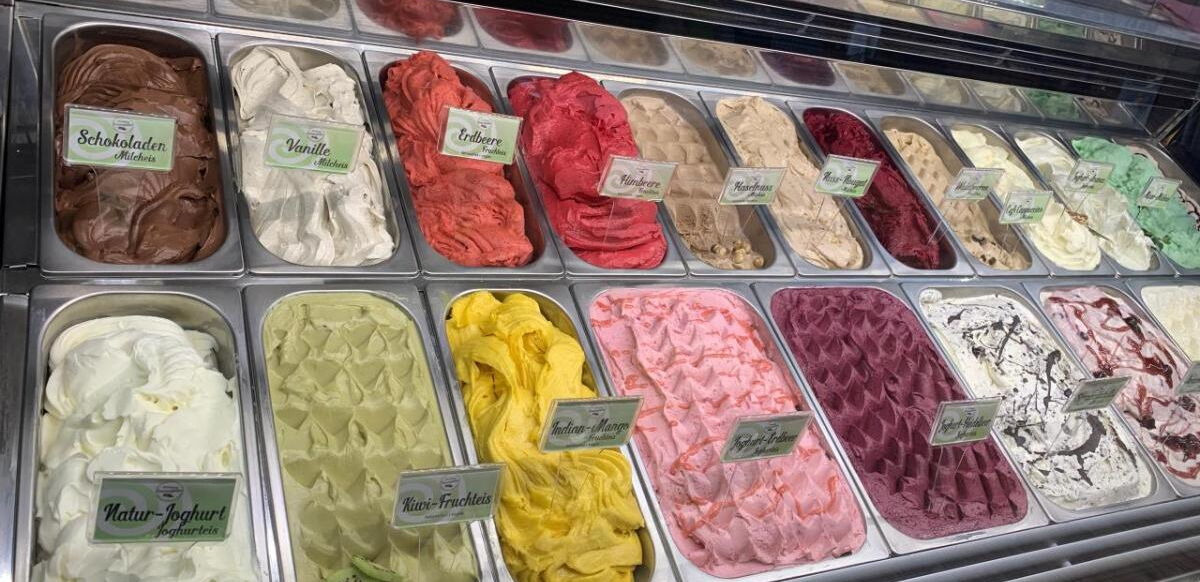 Zu sehen ist die Eistheke mit den verschiedenen Sorten