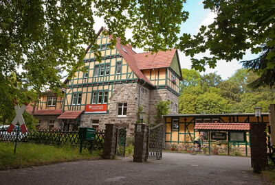 Fachwerkhaus, Gastronomie, alter Bahnhof, Welterbe Region Wartburg-Hainich-Kreis
Auf dem Bild, sieht man das gelbe Fachwerk haus im Frühling. Am oberen Bildrand ragen einige Äste in das Bild herein. -