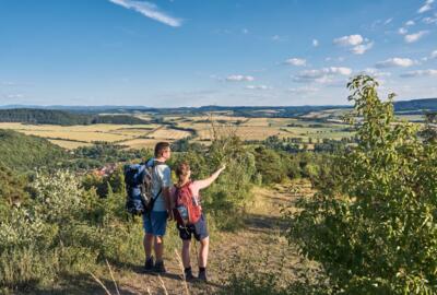 Wanderer am Wisch mit Blick auf Creuzburg und den Thüringer Wald