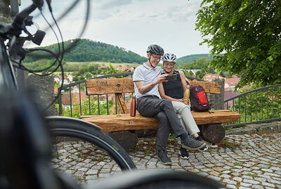 Radfahrer machen Pause am Kanonenbahnradweg