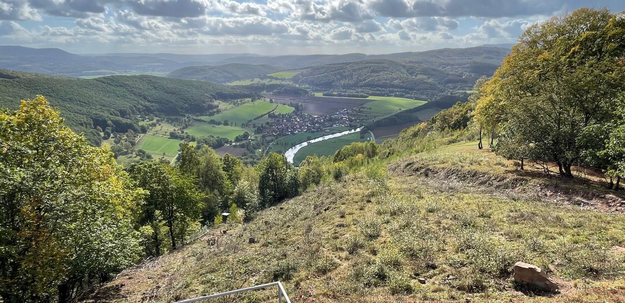 Schöner Ausblick in die Landschaft mit Werratal und dem Ort Lindewerra