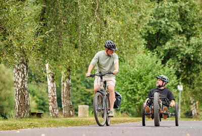 Per Handbike und/oder Fahrrad auf dem Werratal-Radweg unterwegs - entlang der Werra in Frankenroda.